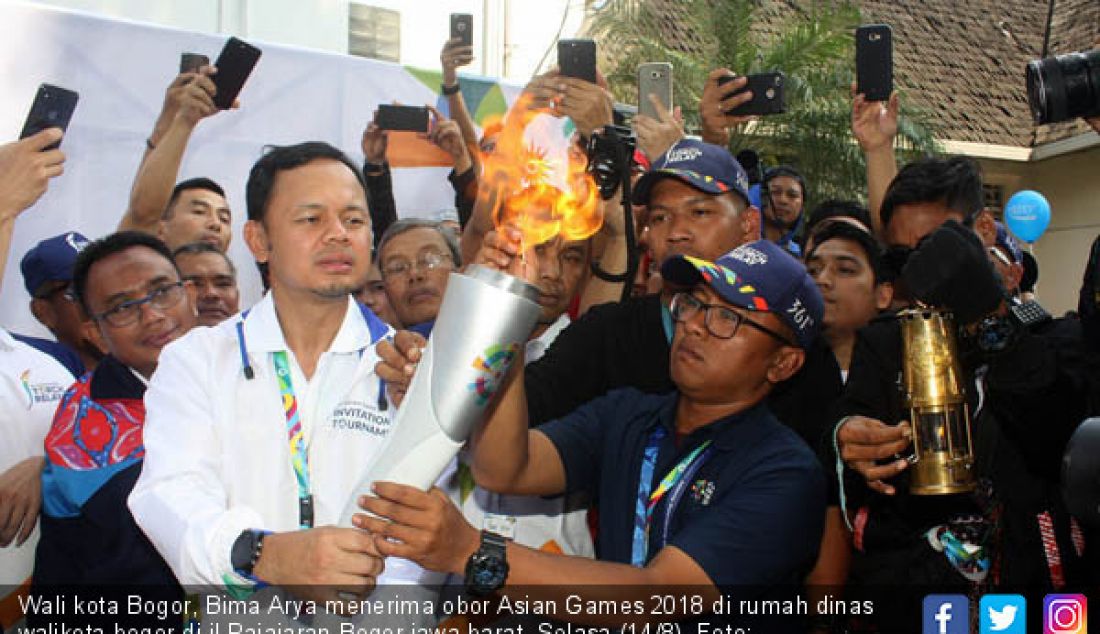Wali kota Bogor, Bima Arya menerima obor Asian Games 2018 di rumah dinas walikota bogor di jl Pajajaran Bogor jawa barat, Selasa (14/8). - JPNN.com