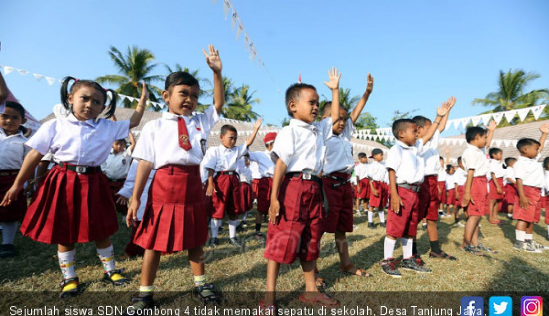 Sejumlah siswa SDN Gombong 4 tidak memakai sepatu di sekolah, Desa Tanjung Jaya, Kab Pandeglang, Banten, Rabu (15/8). - JPNN.com