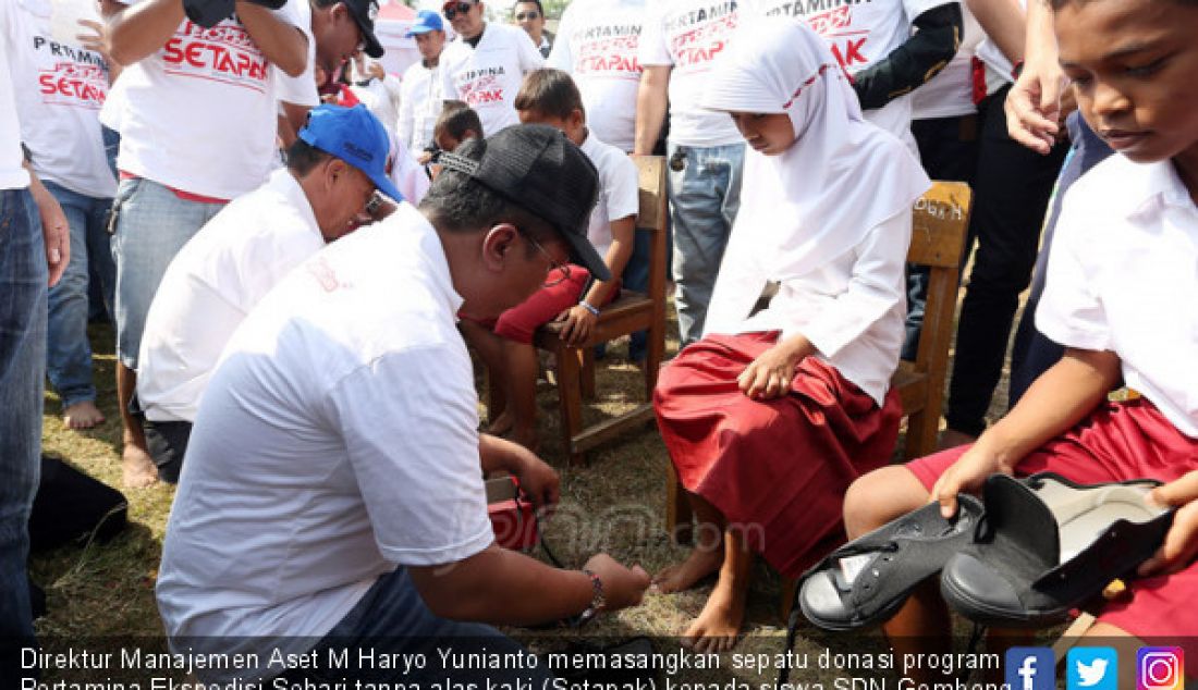 Direktur Manajemen Aset M Haryo Yunianto memasangkan sepatu donasi program Pertamina Ekspedisi Sehari tanpa alas kaki (Setapak) kepada siswa SDN Gombong 4, Desa Tanjung Jaya, Kab Pandeglang, Banten, Rabu (15/8). Pertamina juga memberikan bantuan taman baca bagi beberapa sekolah dasar di Banten serta bantuan renovasi toilet sekolah demi kenyamanan dan kebersihan di lingkungan sekolahnya. - JPNN.com