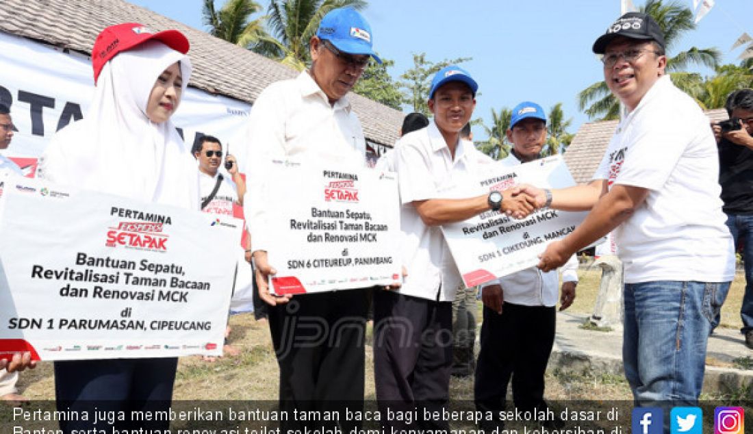 Pertamina juga memberikan bantuan taman baca bagi beberapa sekolah dasar di Banten serta bantuan renovasi toilet sekolah demi kenyamanan dan kebersihan di lingkungan sekolahnya. - JPNN.com