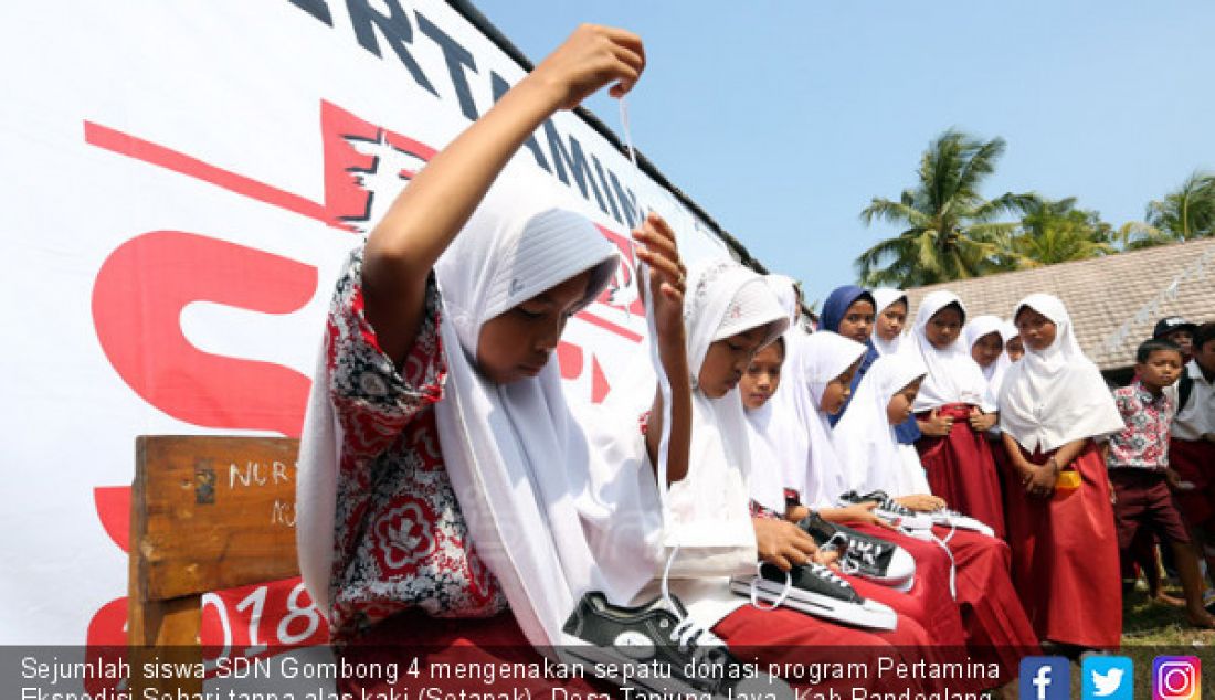 Sejumlah siswa SDN Gombong 4 mengenakan sepatu donasi program Pertamina Ekspedisi Sehari tanpa alas kaki (Setapak), Desa Tanjung Jaya, Kab Pandeglang, Banten, Rabu (15/8). - JPNN.com