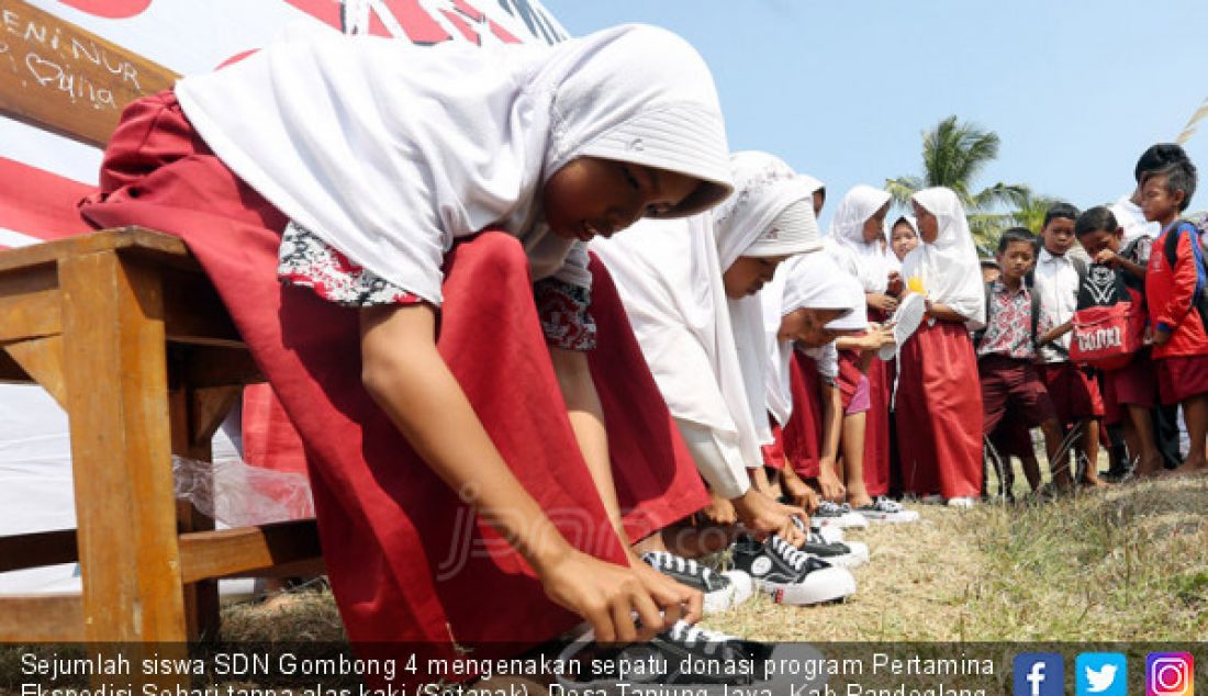 Sejumlah siswa SDN Gombong 4 mengenakan sepatu donasi program Pertamina Ekspedisi Sehari tanpa alas kaki (Setapak), Desa Tanjung Jaya, Kab Pandeglang, Banten, Rabu (15/8). Donasi 3.200 pasang sepatu untuk anak sekolah di pelosok Banten ini bertujuan untuk mendorong kemajuan pendidikan di daerah terpencil dan berbagi semangat kepada anak-anak untuk menuntut ilmu. - JPNN.com