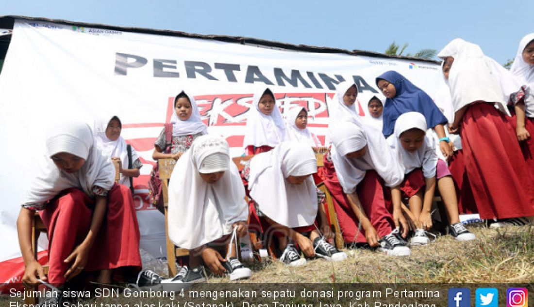 Sejumlah siswa SDN Gombong 4 mengenakan sepatu donasi program Pertamina Ekspedisi Sehari tanpa alas kaki (Setapak), Desa Tanjung Jaya, Kab Pandeglang, Banten, Rabu (15/8). Donasi 3.200 pasang sepatu untuk anak sekolah di pelosok Banten ini bertujuan untuk mendorong kemajuan pendidikan di daerah terpencil dan berbagi semangat kepada anak-anak untuk menuntut ilmu. - JPNN.com