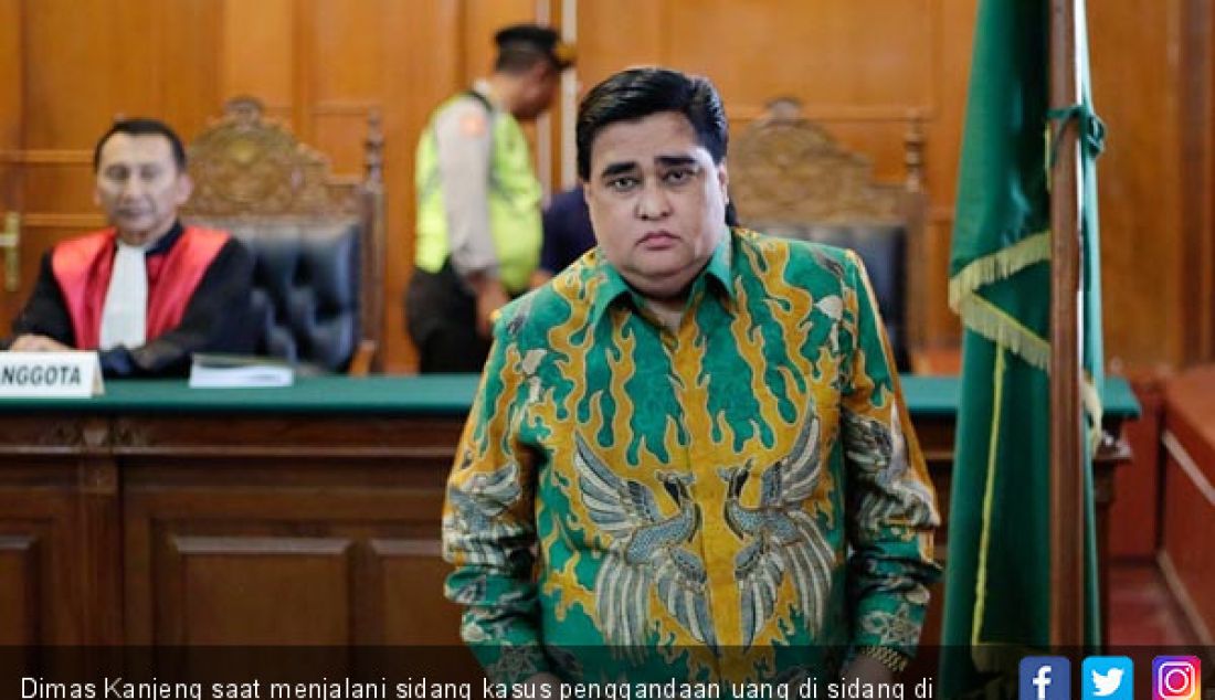 Dimas Kanjeng saat menjalani sidang kasus penggandaan uang di sidang di Pengadilan Negeri Surabaya, Rabu (15/8). - JPNN.com