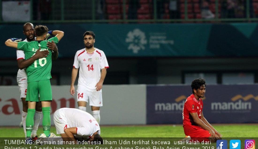 TUMBANG: Pemain timnas Indonesia Ilham Udin terlihat kecewa usai kalah dari Palestina 1-2 pada laga penyisihan Grup A cabang Sepak Bola Asian Games 2018 di Stadion Patriot, Bekasi, Rabu (15/8). - JPNN.com