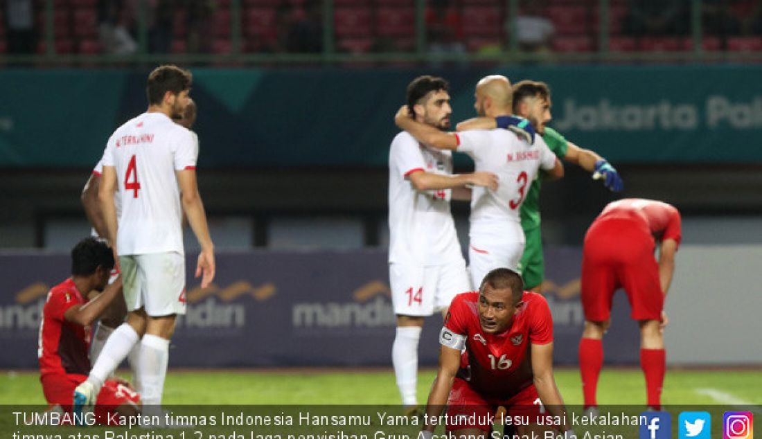 TUMBANG: Kapten timnas Indonesia Hansamu Yama tertunduk lesu usai kekalahan timnya atas Palestina 1-2 pada laga penyisihan Grup A cabang Sepak Bola Asian Games 2018 di Stadion Patriot, Bekasi, Rabu (15/8). - JPNN.com