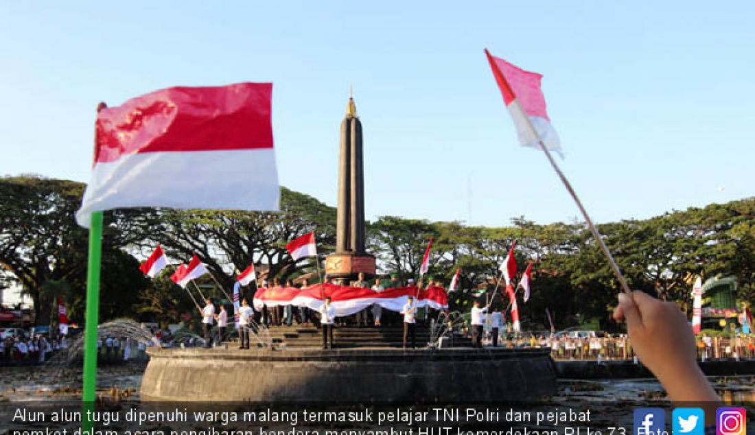 Alun alun tugu dipenuhi warga malang termasuk pelajar TNI Polri dan pejabat pemkot dalam acara pengibaran bendera menyambut HUT kemerdekaan RI ke 73. - JPNN.com