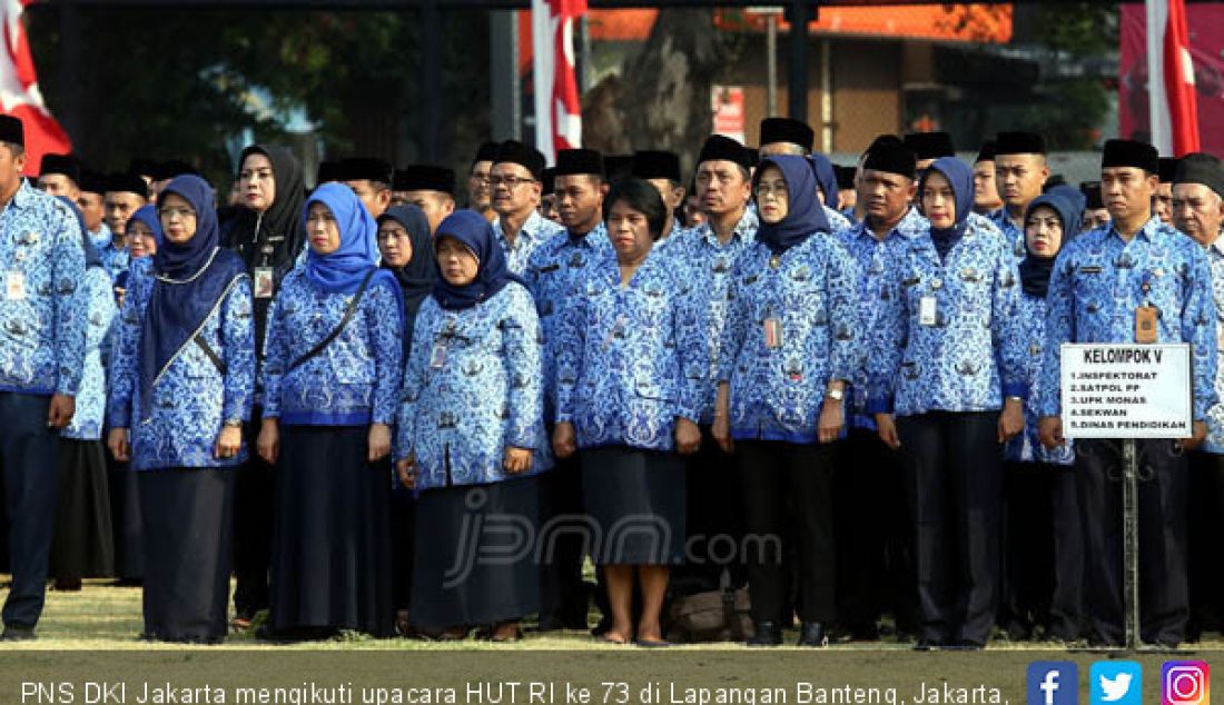 PNS DKI Jakarta mengikuti upacara HUT RI ke 73 di Lapangan Banteng, Jakarta, Jumat (17/8). - JPNN.com