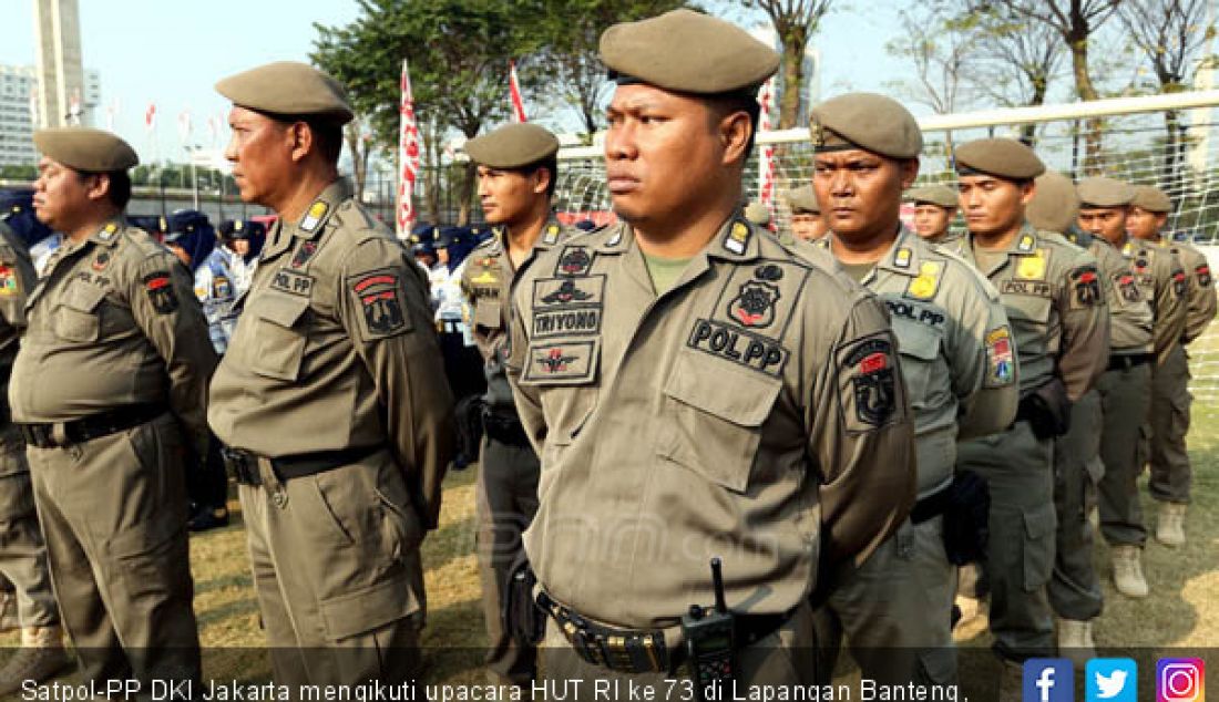 Satpol-PP DKI Jakarta mengikuti upacara HUT RI ke 73 di Lapangan Banteng, Jakarta, Jumat (17/8). - JPNN.com