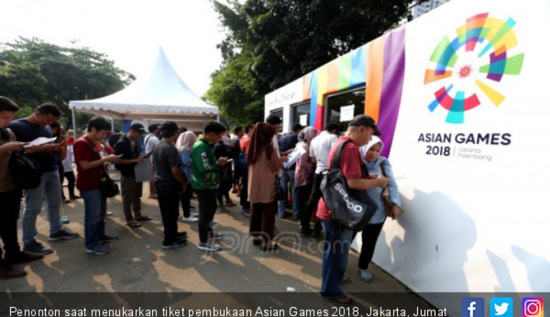 Penonton saat menukarkan tiket pembukaan Asian Games 2018, Jakarta, Jumat (17/8). - JPNN.com