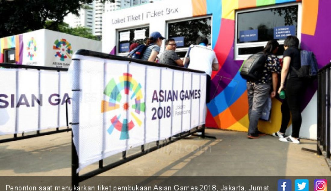 Penonton saat menukarkan tiket pembukaan Asian Games 2018, Jakarta, Jumat (17/8). - JPNN.com