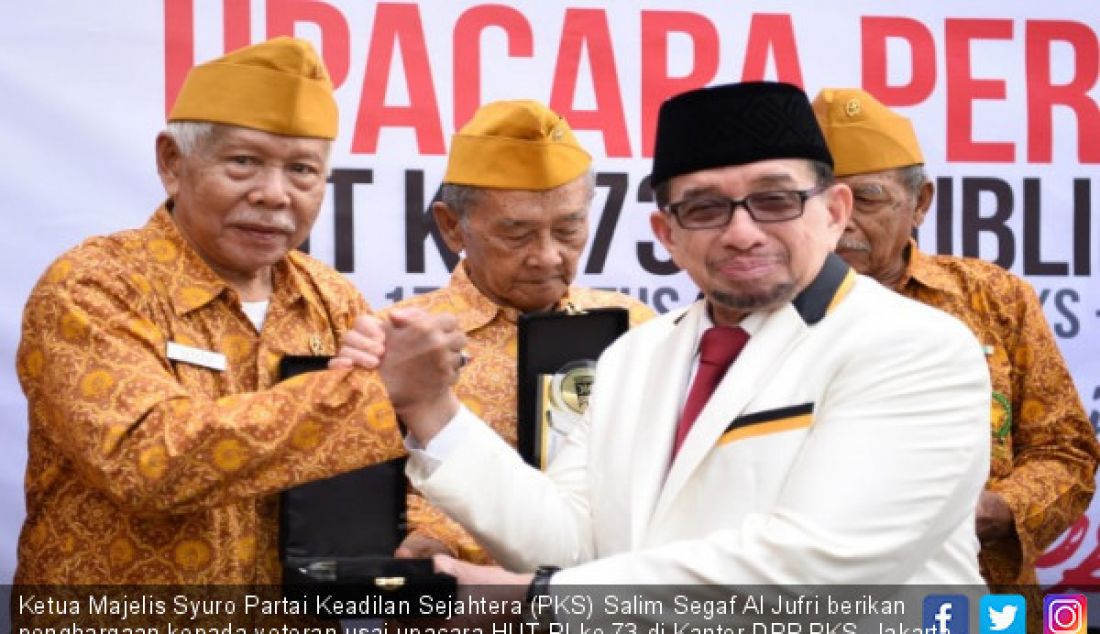 Ketua Majelis Syuro Partai Keadilan Sejahtera (PKS) Salim Segaf Al Jufri berikan penghargaan kepada veteran usai upacara HUT RI ke 73 di Kantor DPP PKS, Jakarta, Jumat (17/8). - JPNN.com