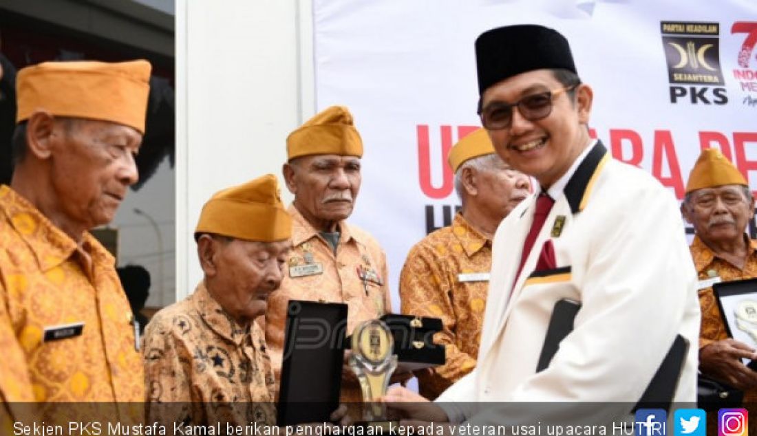 Sekjen PKS Mustafa Kamal berikan penghargaan kepada veteran usai upacara HUT RI ke 73 di Kantor DPP PKS, Jakarta, Jumat (17/8). - JPNN.com