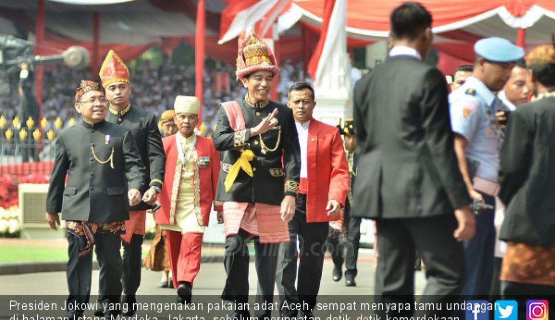 Presiden Jokowi yang mengenakan pakaian adat Aceh, sempat menyapa tamu undangan di halaman Istana Merdeka, Jakarta, sebelum peringatan detik-detik kemerdekaan RI ke-73, Jumat (17/8). - JPNN.com