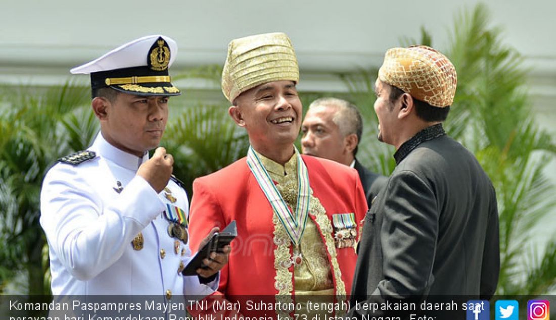 Komandan Paspampres Mayjen TNI (Mar) Suhartono (tengah) berpakaian daerah saat perayaan hari Kemerdekaan Republik Indonesia ke 73 di Istana Negara. - JPNN.com