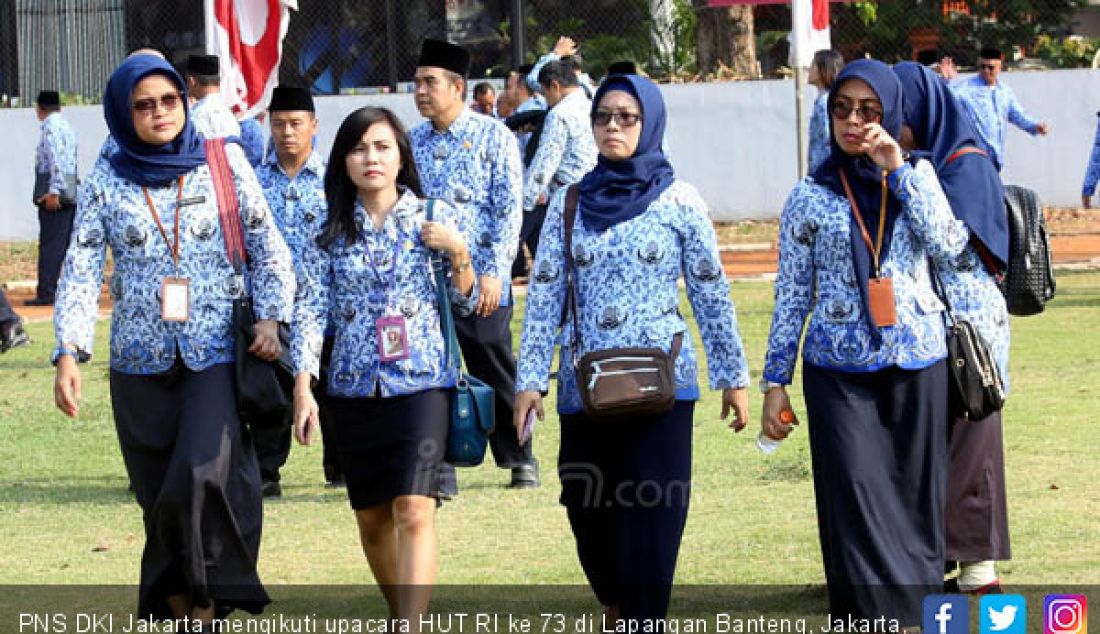 PNS DKI Jakarta mengikuti upacara HUT RI ke 73 di Lapangan Banteng, Jakarta, Jumat (17/8). - JPNN.com