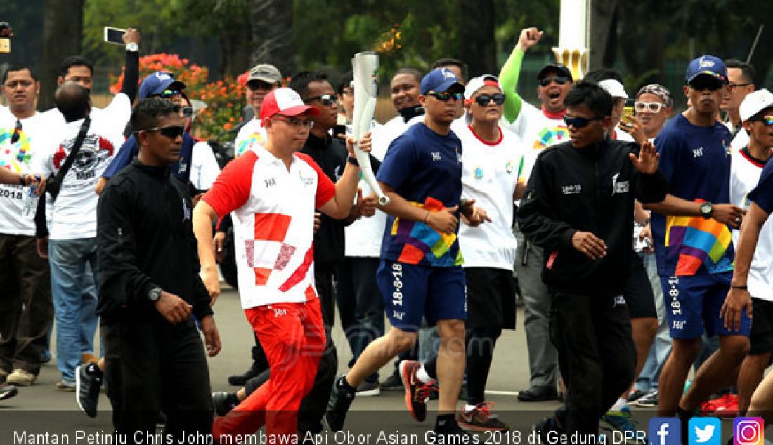 Mantan Petinju Chris John membawa Api Obor Asian Games 2018 di Gedung DPR, Jakarta, Sabtu (18/8). - JPNN.com