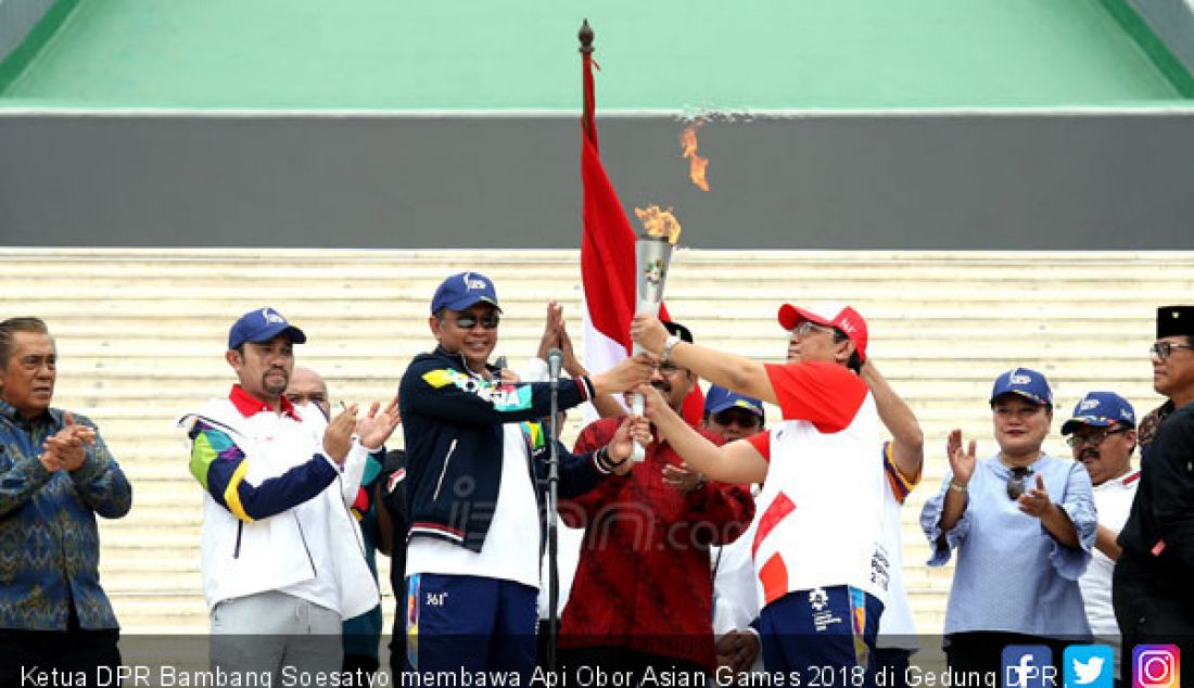 Ketua DPR Bambang Soesatyo membawa Api Obor Asian Games 2018 di Gedung DPR, Jakarta, Sabtu (18/8). - JPNN.com