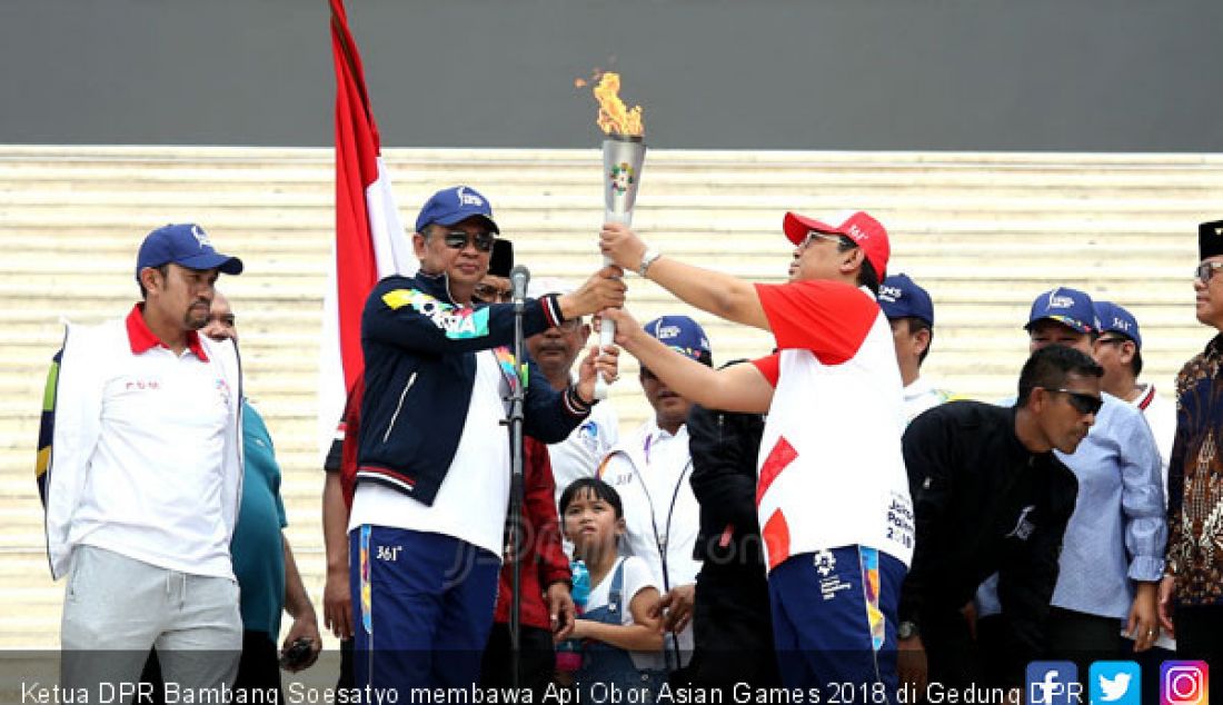 Ketua DPR Bambang Soesatyo membawa Api Obor Asian Games 2018 di Gedung DPR, Jakarta, Sabtu (18/8). - JPNN.com
