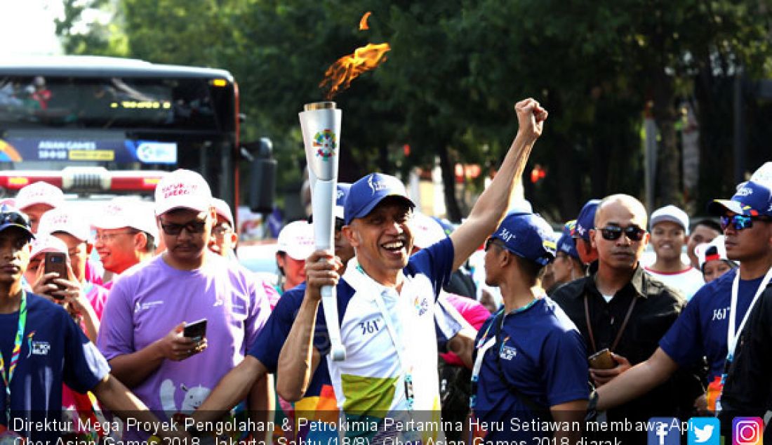 Direktur Mega Proyek Pengolahan & Petrokimia Pertamina Heru Setiawan membawa Api Obor Asian Games 2018, Jakarta, Sabtu (18/8). Obor Asian Games 2018 diarak sepanjang 18.000 Km dan menjadi pesta rakyat. - JPNN.com