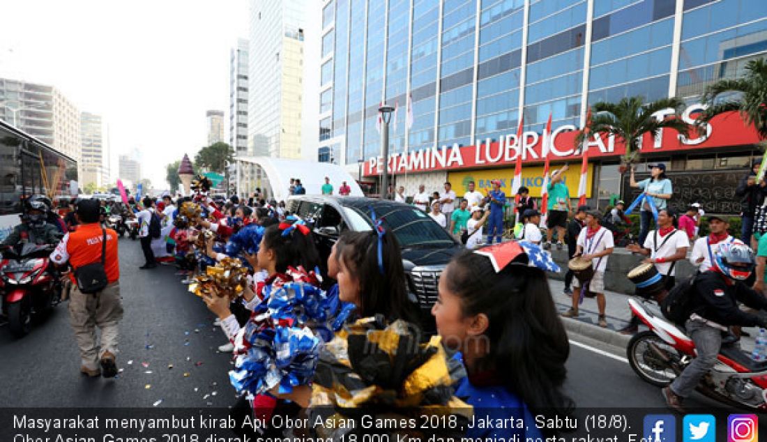 Masyarakat menyambut kirab Api Obor Asian Games 2018, Jakarta, Sabtu (18/8). Obor Asian Games 2018 diarak sepanjang 18.000 Km dan menjadi pesta rakyat. - JPNN.com