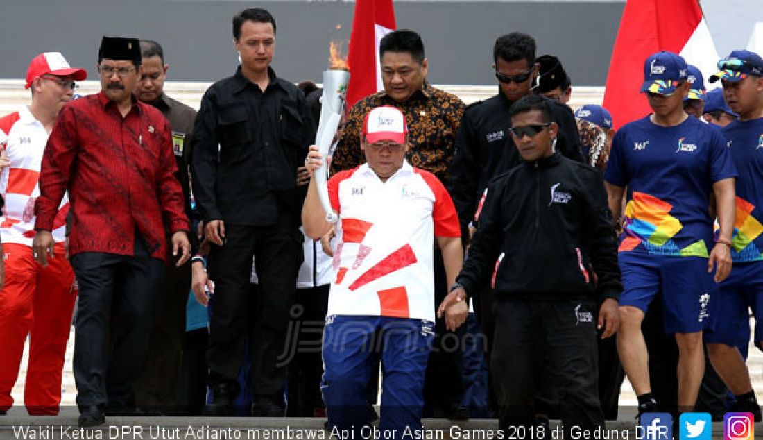 Wakil Ketua DPR Utut Adianto membawa Api Obor Asian Games 2018 di Gedung DPR, Jakarta, Sabtu (18/8). - JPNN.com