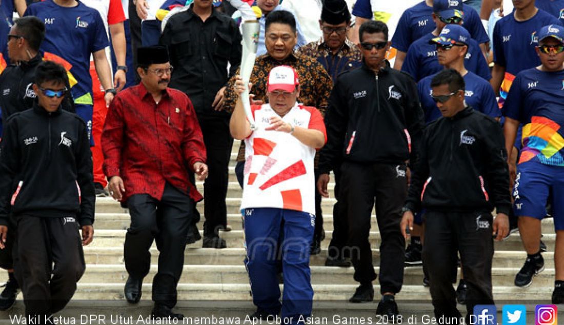 Wakil Ketua DPR Utut Adianto membawa Api Obor Asian Games 2018 di Gedung DPR, Jakarta, Sabtu (18/8). - JPNN.com