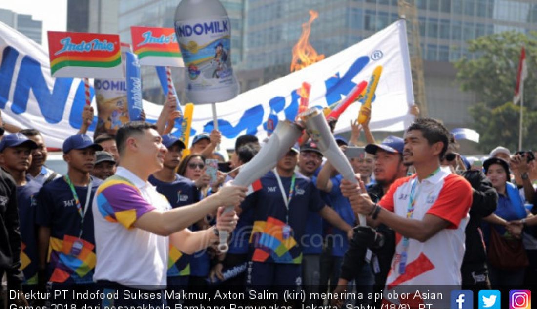 Direktur PT Indofood Sukses Makmur, Axton Salim (kiri) menerima api obor Asian Games 2018 dari pesepakbola Bambang Pamungkas, Jakarta, Sabtu (18/8). PT Indofood Sukses Makmur Tbk menyatakan partisipasinya dalam pawai obor atau Torch Relay Asian Games 2018. - JPNN.com