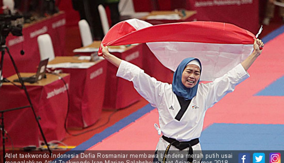 Atlet taekwondo Indonesia Defia Rosmaniar membawa bendera merah putih usai mengalahkan Atlet Taekwondo Iran Marjan Salahshouri saat Asian Games 2018, Jakarta (19/8). Defia Rosmaniar berhasil mengalahkan Marjan Salahshouri. - JPNN.com