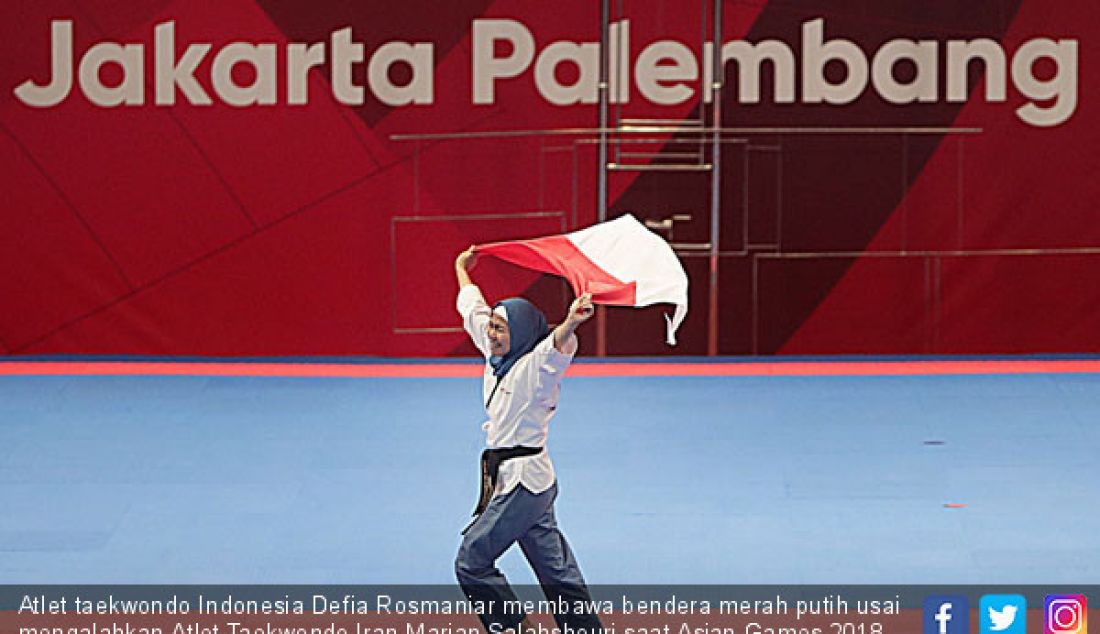 Atlet taekwondo Indonesia Defia Rosmaniar membawa bendera merah putih usai mengalahkan Atlet Taekwondo Iran Marjan Salahshouri saat Asian Games 2018, Jakarta (19/8). Defia Rosmaniar berhasil mengalahkan Marjan Salahshouri. - JPNN.com