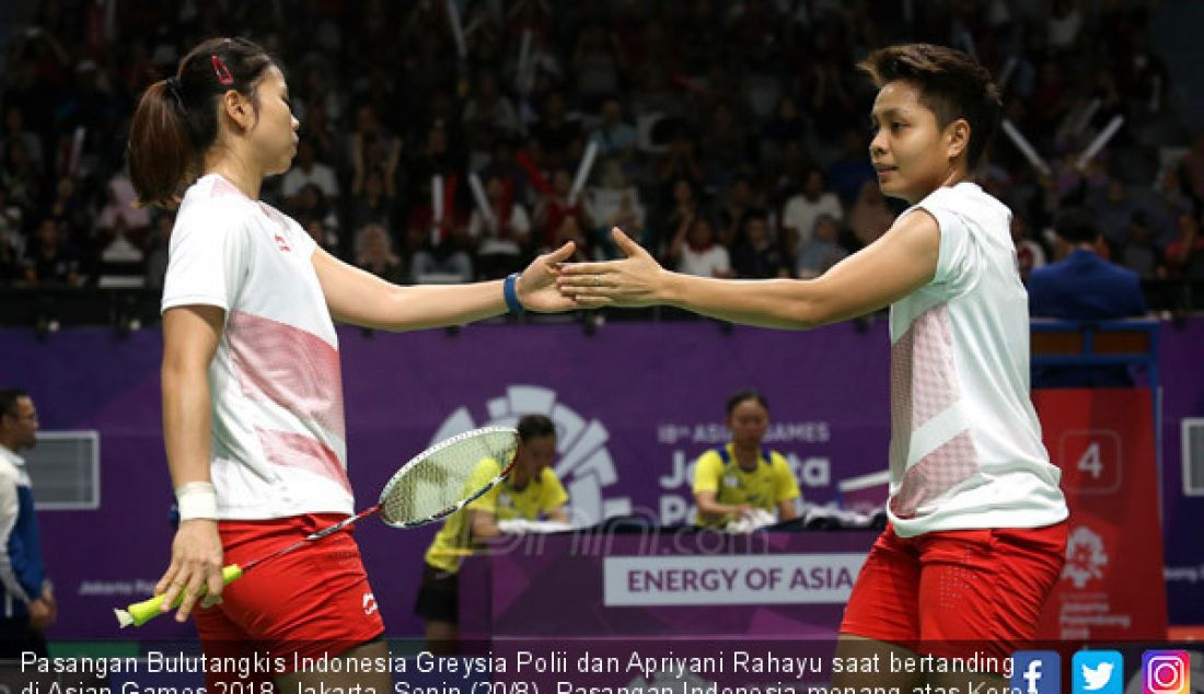 Pasangan Bulutangkis Indonesia Greysia Polii dan Apriyani Rahayu saat bertanding di Asian Games 2018, Jakarta, Senin (20/8). Pasangan Indonesia menang atas Korea Selatan. - JPNN.com