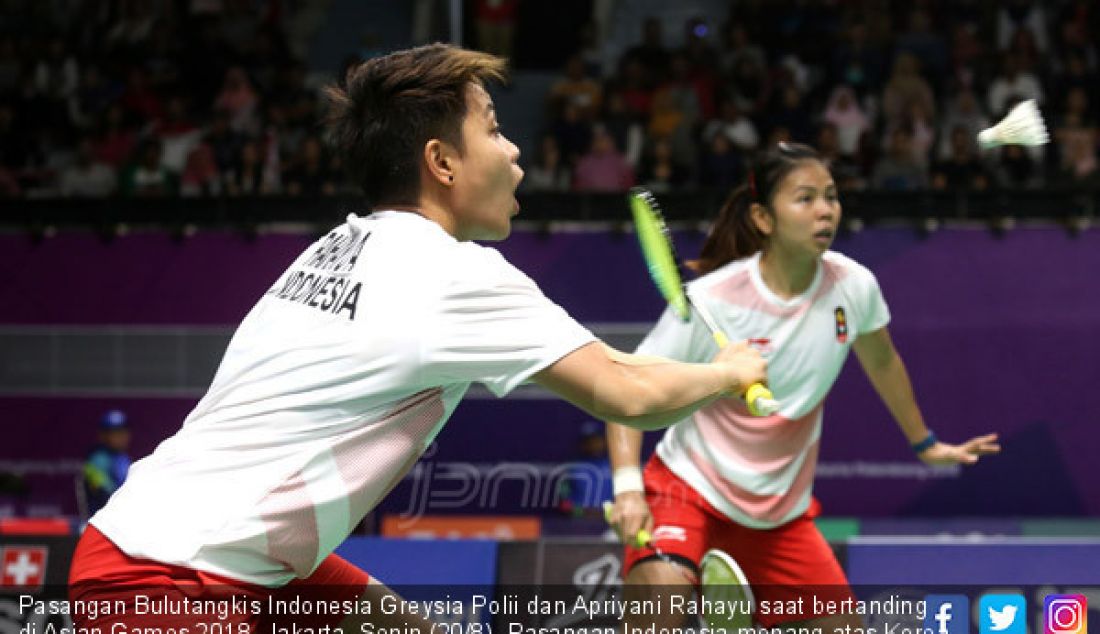 Pasangan Bulutangkis Indonesia Greysia Polii dan Apriyani Rahayu saat bertanding di Asian Games 2018, Jakarta, Senin (20/8). Pasangan Indonesia menang atas Korea Selatan. - JPNN.com