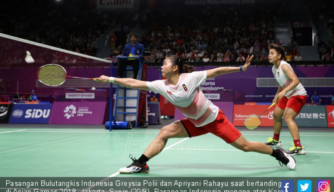 Pasangan Bulutangkis Indonesia Greysia Polii dan Apriyani Rahayu saat bertanding di Asian Games 2018, Jakarta, Senin (20/8). Pasangan Indonesia menang atas Korea Selatan. - JPNN.com