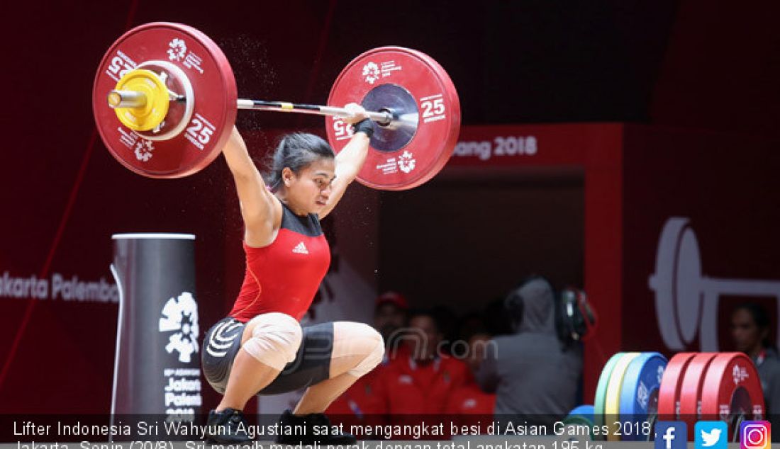 Lifter Indonesia Sri Wahyuni Agustiani saat mengangkat besi di Asian Games 2018, Jakarta, Senin (20/8). Sri meraih medali perak dengan total angkatan 195 kg. - JPNN.com