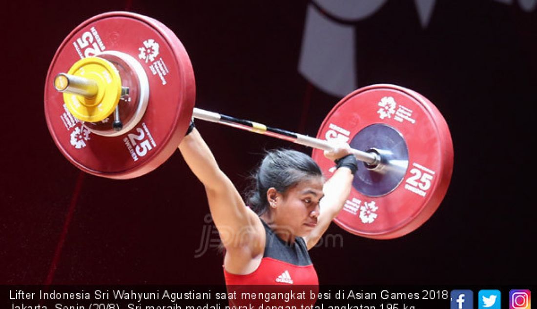 Lifter Indonesia Sri Wahyuni Agustiani saat mengangkat besi di Asian Games 2018, Jakarta, Senin (20/8). Sri meraih medali perak dengan total angkatan 195 kg. - JPNN.com