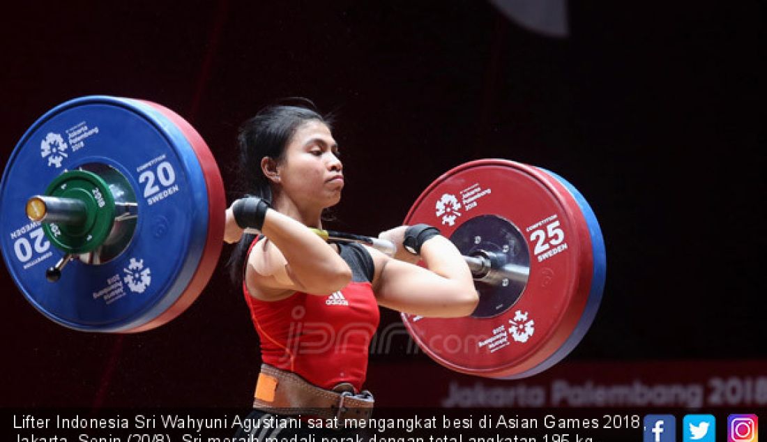 Lifter Indonesia Sri Wahyuni Agustiani saat mengangkat besi di Asian Games 2018, Jakarta, Senin (20/8). Sri meraih medali perak dengan total angkatan 195 kg. - JPNN.com