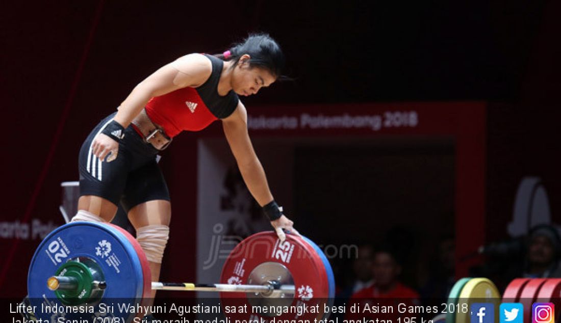 Lifter Indonesia Sri Wahyuni Agustiani saat mengangkat besi di Asian Games 2018, Jakarta, Senin (20/8). Sri meraih medali perak dengan total angkatan 195 kg. - JPNN.com