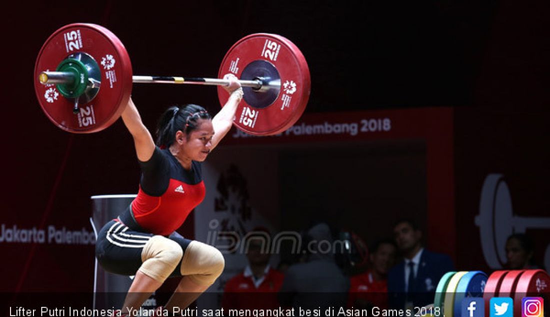 Lifter Putri Indonesia Yolanda Putri saat mengangkat besi di Asian Games 2018, Jakarta, Senin (20/8). - JPNN.com