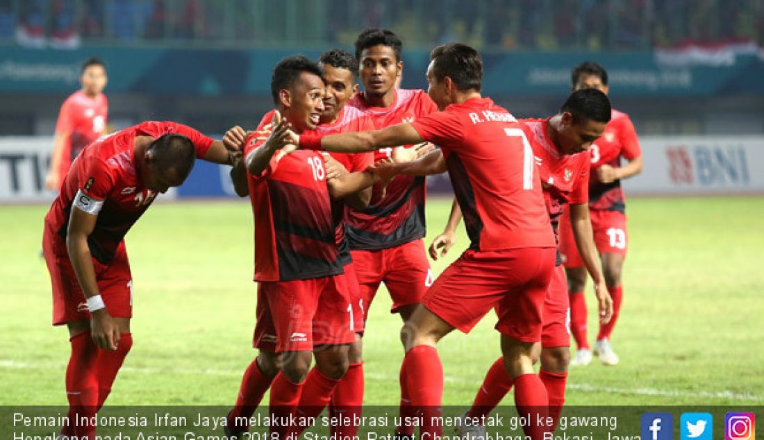 Pemain Indonesia Irfan Jaya melakukan selebrasi usai mencetak gol ke gawang Hongkong pada Asian Games 2018 di Stadion Patriot Chandrabhaga, Bekasi, Jawa Barat, Senin (20/8). - JPNN.com