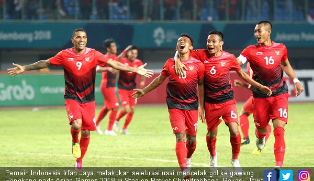 Pemain Indonesia Irfan Jaya melakukan selebrasi usai mencetak gol ke gawang Hongkong pada Asian Games 2018 di Stadion Patriot Chandrabhaga, Bekasi, Jawa Barat, Senin (20/8). - JPNN.com