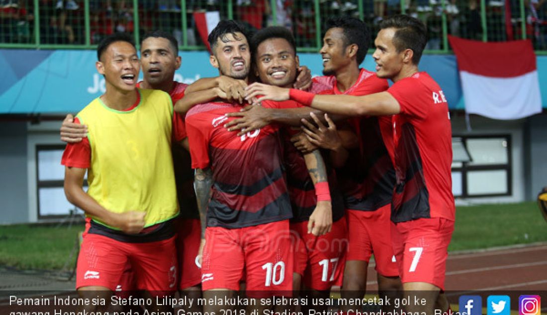 Pemain Indonesia Stefano Lilipaly melakukan selebrasi usai mencetak gol ke gawang Hongkong pada Asian Games 2018 di Stadion Patriot Chandrabhaga, Bekasi, Jawa Barat, Senin (20/8). - JPNN.com