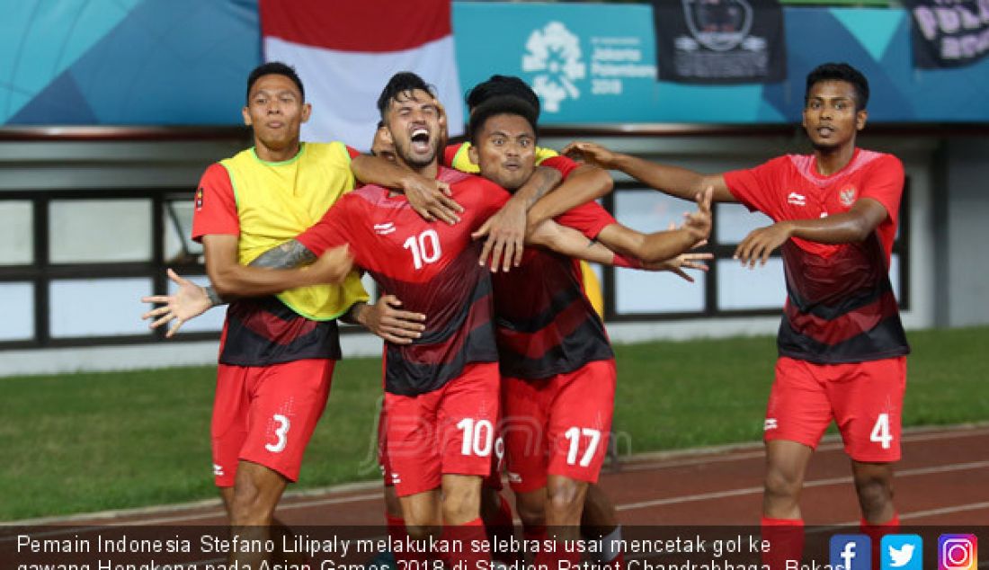 Pemain Indonesia Stefano Lilipaly melakukan selebrasi usai mencetak gol ke gawang Hongkong pada Asian Games 2018 di Stadion Patriot Chandrabhaga, Bekasi, Jawa Barat, Senin (20/8). - JPNN.com