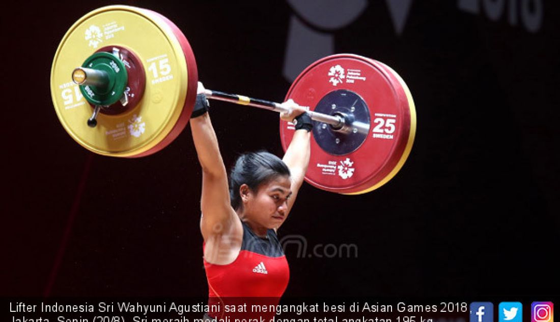 Lifter Indonesia Sri Wahyuni Agustiani saat mengangkat besi di Asian Games 2018, Jakarta, Senin (20/8). Sri meraih medali perak dengan total angkatan 195 kg. - JPNN.com