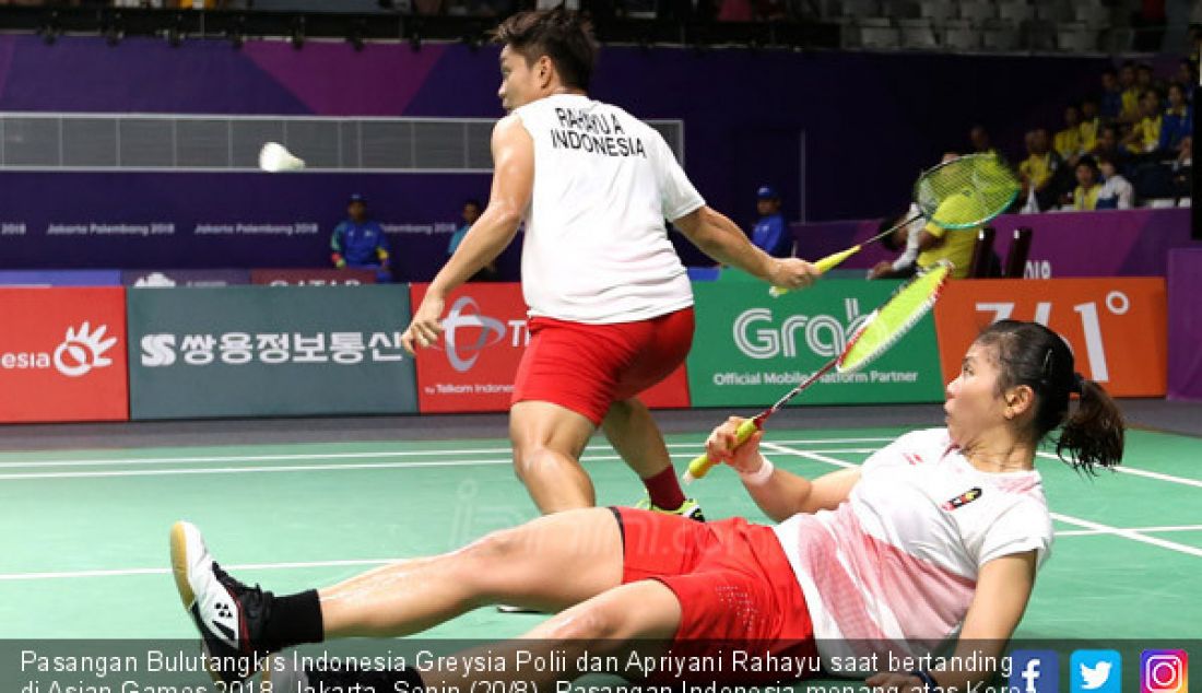 Pasangan Bulutangkis Indonesia Greysia Polii dan Apriyani Rahayu saat bertanding di Asian Games 2018, Jakarta, Senin (20/8). Pasangan Indonesia menang atas Korea Selatan. - JPNN.com