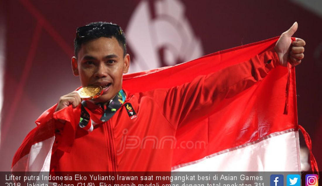 Lifter putra Indonesia Eko Yulianto Irawan saat mengangkat besi di Asian Games 2018, Jakarta, Selasa (21/8). Eko meraih medali emas dengan total angkatan 311 kg. - JPNN.com