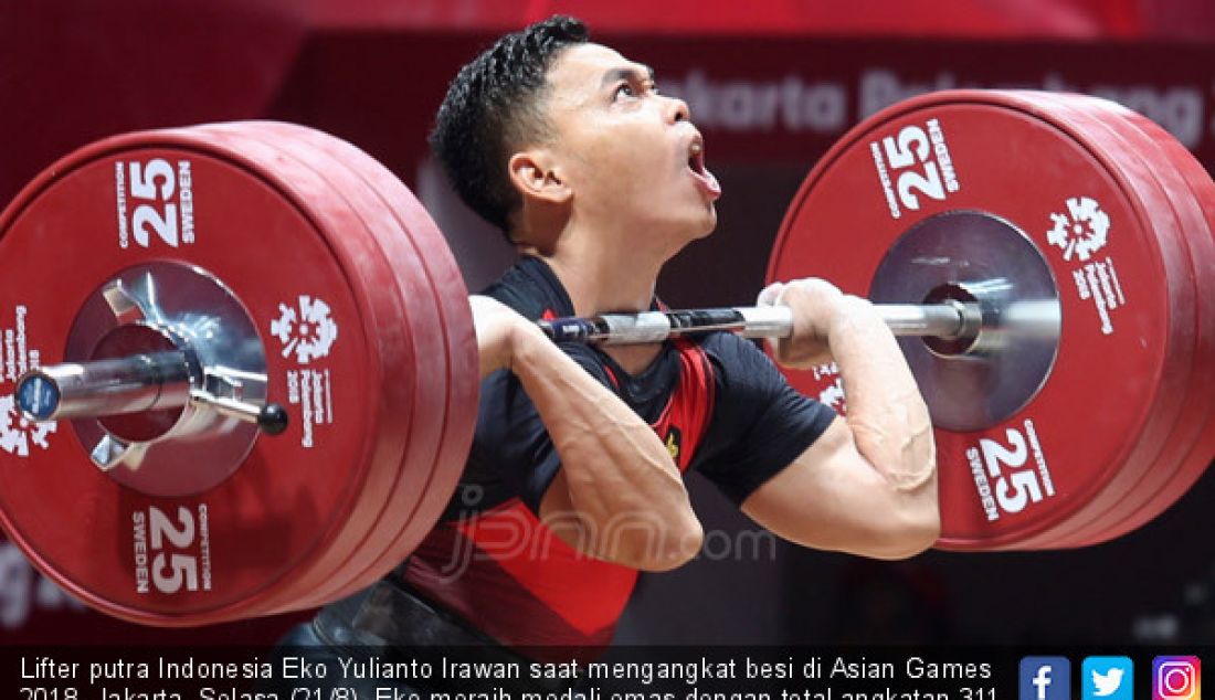 Lifter putra Indonesia Eko Yulianto Irawan saat mengangkat besi di Asian Games 2018, Jakarta, Selasa (21/8). Eko meraih medali emas dengan total angkatan 311 kg. - JPNN.com