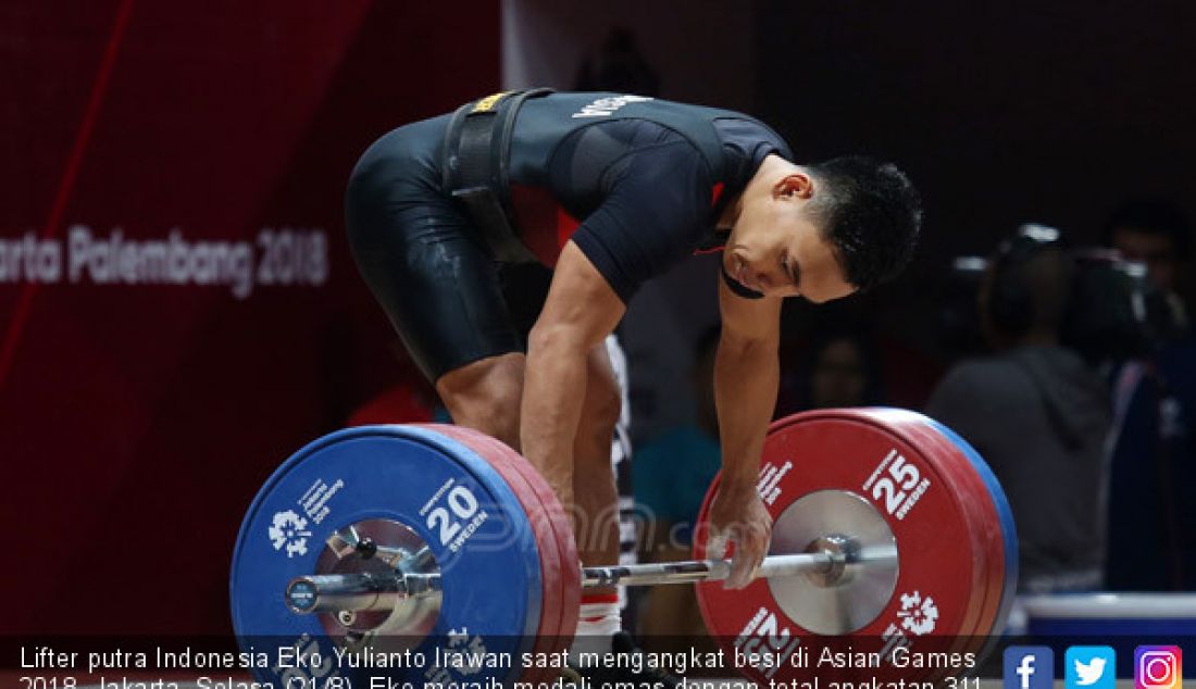 Lifter putra Indonesia Eko Yulianto Irawan saat mengangkat besi di Asian Games 2018, Jakarta, Selasa (21/8). Eko meraih medali emas dengan total angkatan 311 kg. - JPNN.com