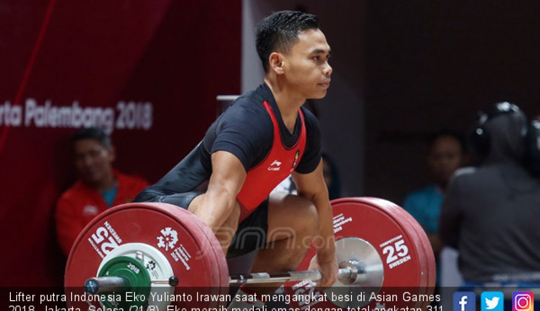 Lifter putra Indonesia Eko Yulianto Irawan saat mengangkat besi di Asian Games 2018, Jakarta, Selasa (21/8). Eko meraih medali emas dengan total angkatan 311 kg. - JPNN.com