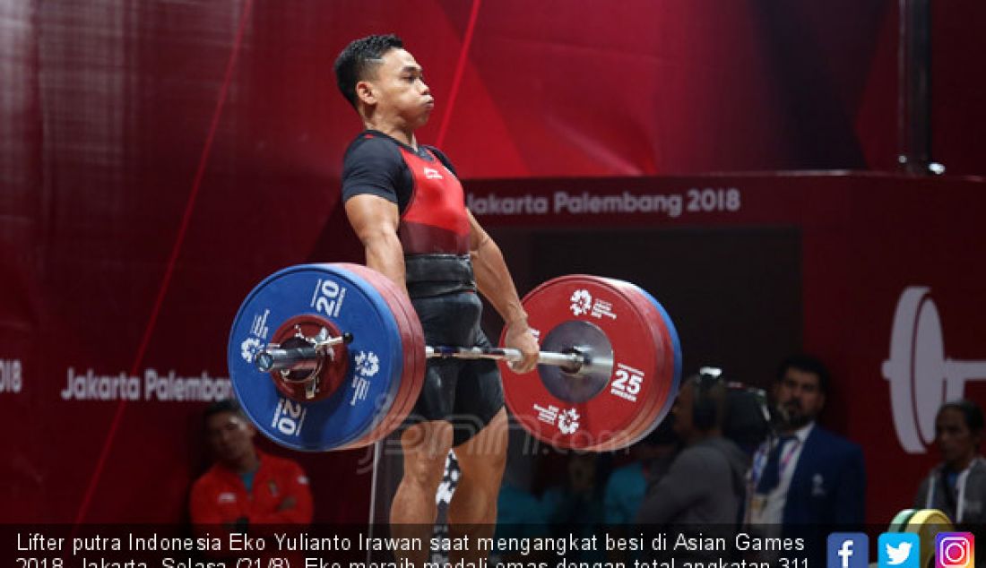 Lifter putra Indonesia Eko Yulianto Irawan saat mengangkat besi di Asian Games 2018, Jakarta, Selasa (21/8). Eko meraih medali emas dengan total angkatan 311 kg. - JPNN.com