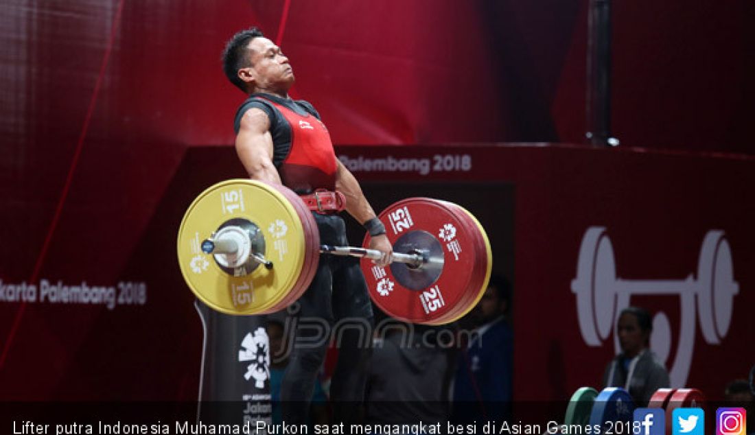 Lifter putra Indonesia Muhamad Purkon saat mengangkat besi di Asian Games 2018, Jakarta, Selasa (21/8). - JPNN.com